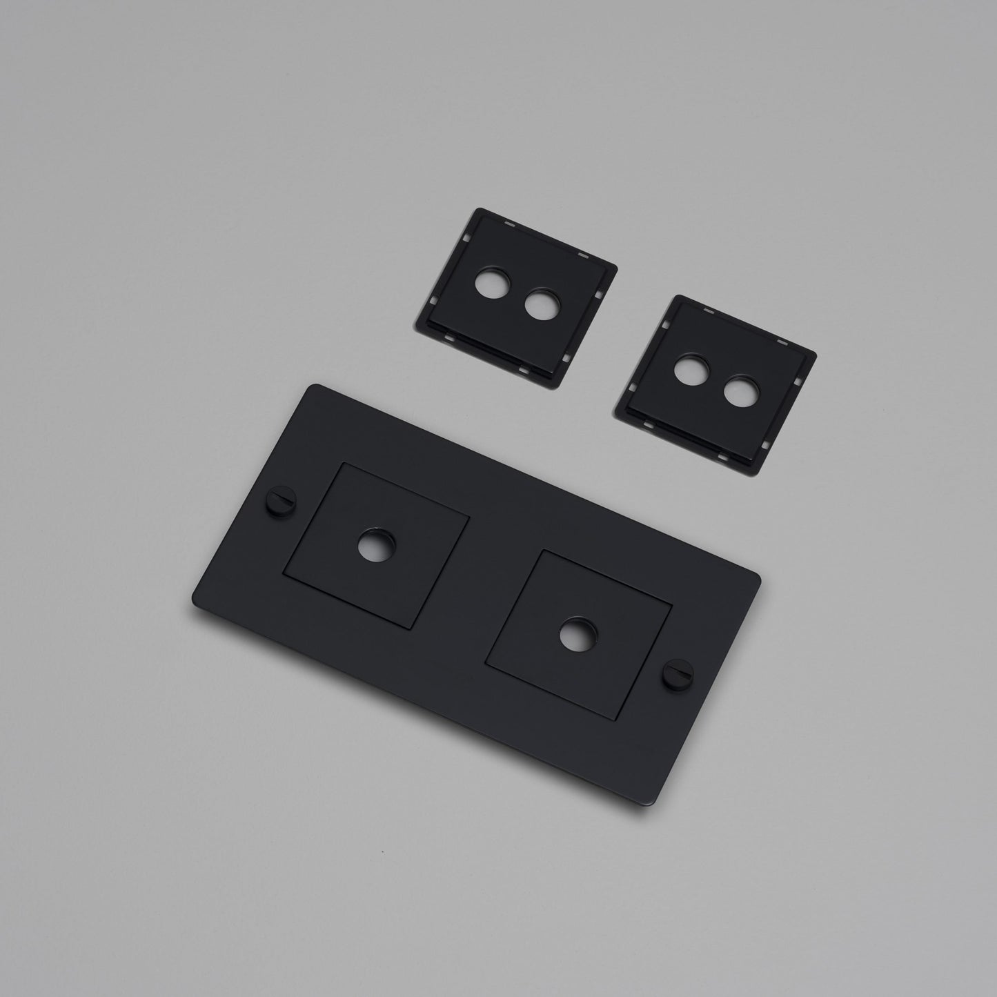 2G WALL PLATE / HORIZONTAL / WITH INFILLS / BLACK