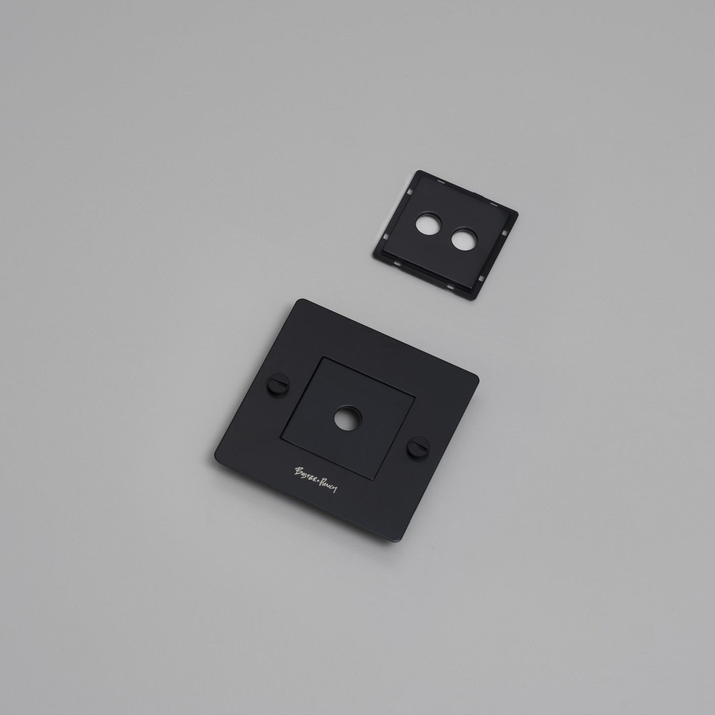 1G WALL PLATE / HORIZONTAL / WITH INFILLS / BLACK