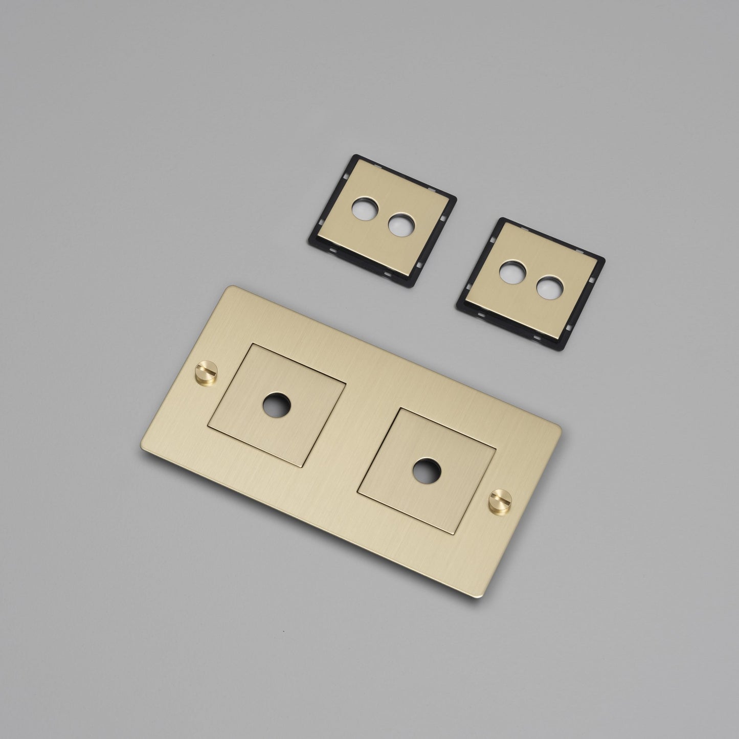 2G WANDPLATTE / HORIZONTAL / MIT FÜLLUNGEN / MESSING