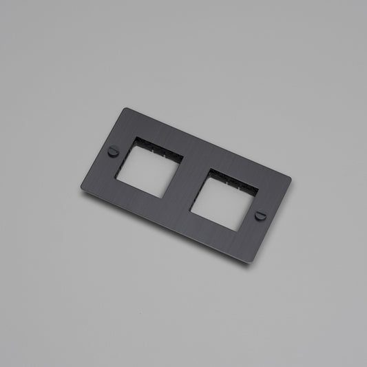 2G-WANDPLATTE / HORIZONTAL / OHNE FÜLLUNGEN / GERÄUCHERTE BRONZE